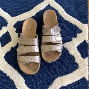9M Clarks metallic 3 strap sandals. Very Comfortable and stylish.